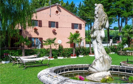 Foto Villa bifamiliare a Ostra Vetere di 203 m² con 7 locali in vendita