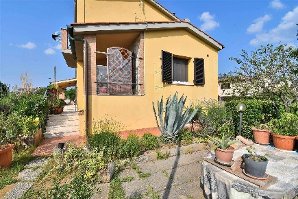 Foto Appartamento in Via dei ciliegi, Casole d'Elsa di 110 m² con 6 locali