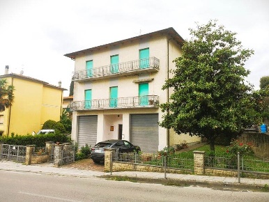 Foto Villa bifamiliare a Lucignano di 240 m² con 14 locali in vendita