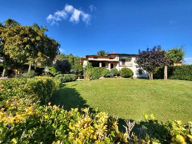 Foto Villa unifamiliare a Pescaglia di 350 m² con 20 locali in vendita