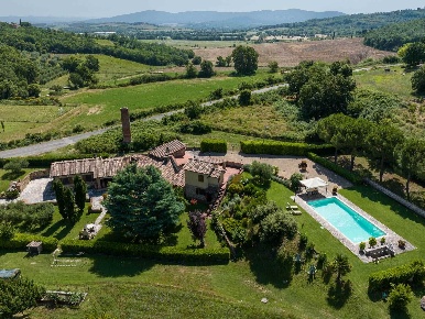 Foto Villa unifamiliare a Casole d'Elsa di 242 m² con 7 locali in vendita