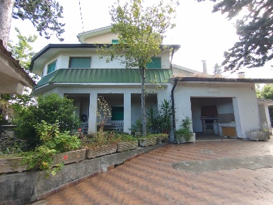 Foto Villa a schiera a Atessa Quercianera di 304 m² con 6 locali in vendita