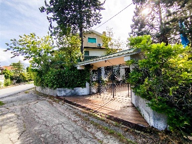 Foto Villa a schiera a Atessa Quercianera di 304 m² con 6 locali in vendita