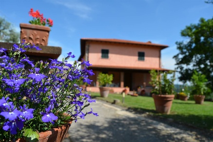 Foto Villa unifamiliare a Pescaglia di 300 m² con 13 locali in vendita