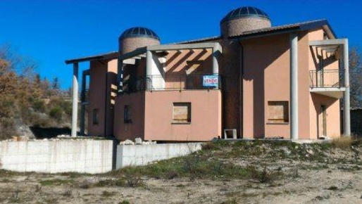 Foto Villa unifamiliare a Carolei di 420 m² con 6 locali in vendita