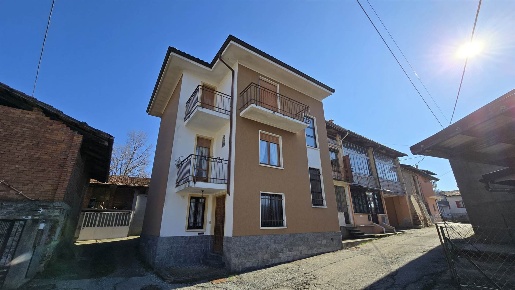 Foto Villa bifamiliare in Via Trucco  11, Mongrando di 200 m² con 8 locali