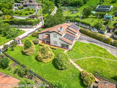 Foto Villa unifamiliare in Via Verdi 26, Ghemme di 300 m² con 7 locali