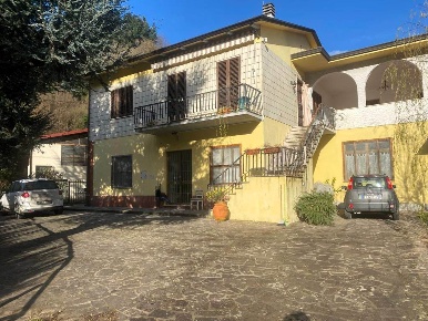 Foto Villa unifamiliare a Pescaglia di 381 m² con 14 locali in vendita