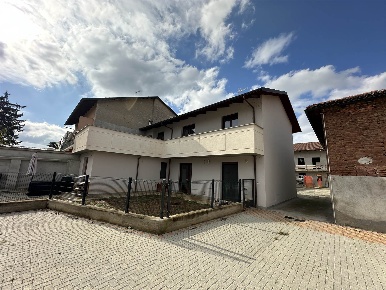 Foto Appartamento in Via Roma, Piscina di 90 m² con 3 locali in vendita