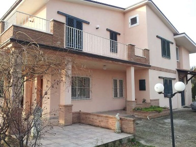 Foto Villa bifamiliare a Colonnella di 150 m² con 7 locali in vendita