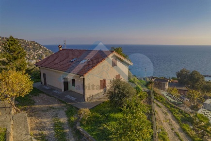 Foto Villa unifamiliare a Ospedaletti di 300 m² con 7 locali in vendita