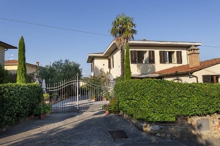 Foto Villa unifamiliare a Lucignano di 360 m² con 12 locali in vendita