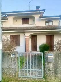 Foto Villa a schiera in Via sabbadini  81, Dosolo di 200 m² con 7 locali