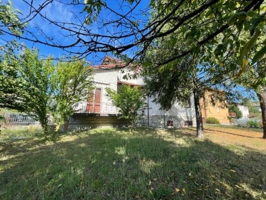 Foto Villa unifamiliare a Grizzana Morandi di 218 m² con 12 locali