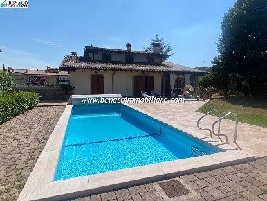 Foto Villa unifamiliare in via De Gasperi, Costermano sul Garda di 386 m²