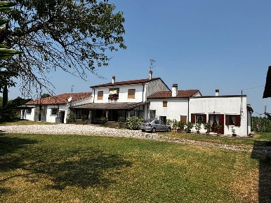 Foto Villa unifamiliare a Salizzole di 610 m² con 12 locali in vendita