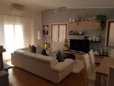 Foto Appartamento a Monte Roberto di 100 m² con 6 locali in vendita