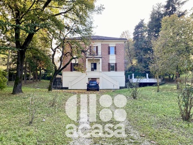 Foto Villa unifamiliare a Sarsina di 486 m² con 8 locali in vendita