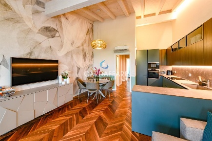 Foto Appartamento a Desenzano del Garda di 130 m² con 4 locali in vendita