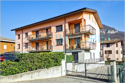 Foto Appartamento in Via Dei Sassi, Civate di 185 m² con 4 locali