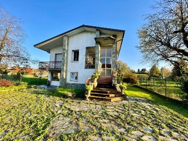 Foto Villa unifamiliare a Buguggiate di 300 m² con 6 locali in vendita