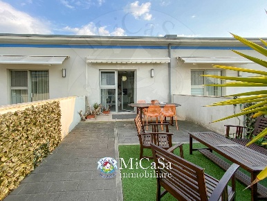 Foto Villa a schiera in Viale Del Tirreno, Pisa Calambrone di 65 m²