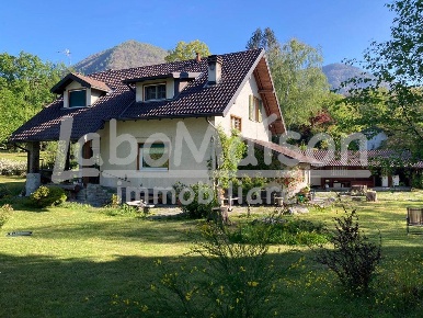Foto Villa unifamiliare a Cittiglio di 280 m² con 5 locali in vendita