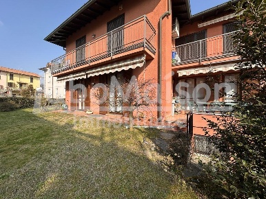 Foto Appartamento in via dino baranzelli, Biandronno di 124 m² con 3 locali