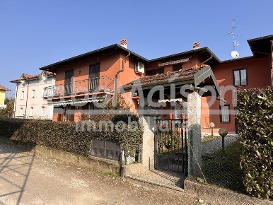 Foto Appartamento in via dino baranzelli, Biandronno di 124 m² con 3 locali
