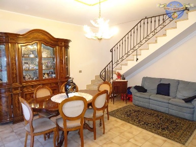 Foto Villa a schiera a Acquaviva Picena di 220 m² con 7 locali in vendita