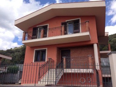 Foto Villa unifamiliare a Furci Siculo di 210 m² con 5 locali in vendita