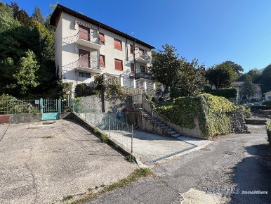 Foto Villa unifamiliare in Via Vittorio Veneto, Asso di 197 m² con 7 locali