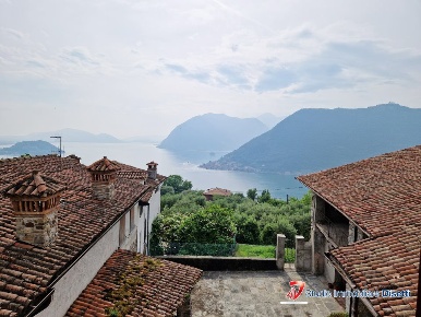 Foto Villa unifamiliare in Località Maspiano, Sale Marasino di 80 m²