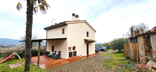Foto Villa unifamiliare a Casole d'Elsa di 100 m² con 3 locali in vendita