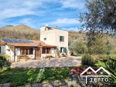 Foto Villa unifamiliare a Scandriglia di 195 m² con 5 locali in vendita