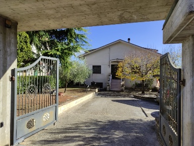 Foto Villa unifamiliare in Via Aia Comunale, Rosciano di 400 m² in vendita