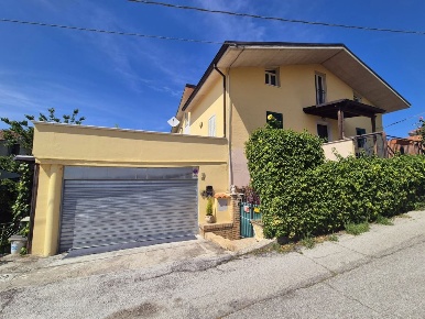 Foto Villa unifamiliare in Via Croci, Casalincontrada di 266 m² in vendita