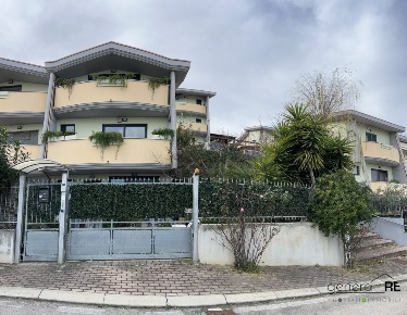 Foto Villa unifamiliare a Cappelle sul Tavo di 174 m² con 5 locali
