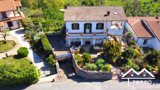 Foto Villa unifamiliare in Via della Croce, Forano di 240 m² con 6 locali