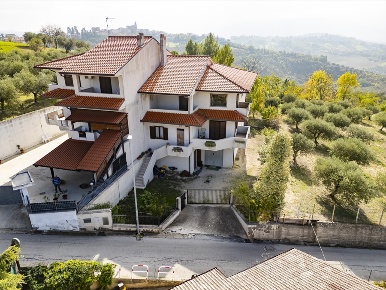 Foto Villa a schiera in Via Croci, Casalincontrada di 250 m² con 8 locali
