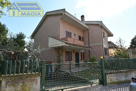 Foto Villa a schiera a Acquaviva Picena di 221 m² con 8 locali in vendita