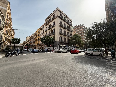 Foto Appartamento in Via Sammartino, Palermo di 192 m² con 5 locali