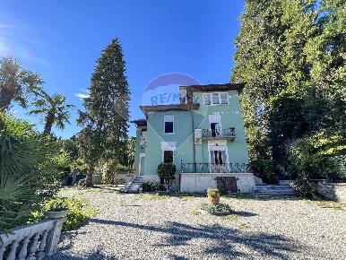 Foto Villa singola in Via Mazzini, Marchirolo di 546 m² con 9 locali