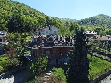 Foto Villa singola in via Gran Sasso, Trana di 200 m² con 9 locali