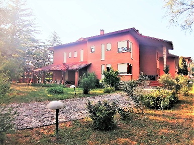 Foto Villa unifamiliare in Via Vepre, Cerreto d'Esi di 700 m² con 20 locali