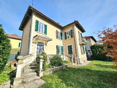 Foto Villa singola in Via Cesare Battisti, Cittiglio di 210 m² con 5 locali