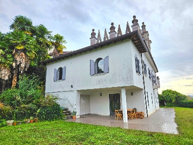 Foto Villa singola in Via Dei Sasselli, Leggiuno di 340 m² con 7 locali