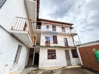 Foto Appartamento in via Camillo Benso Conte di Cavour, Saltrio di 77 m²