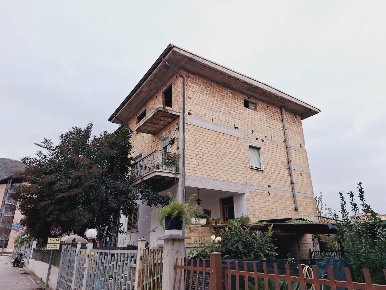 Foto Appartamento in via sandro pertini, Colonnella di 135 m² con 5 locali