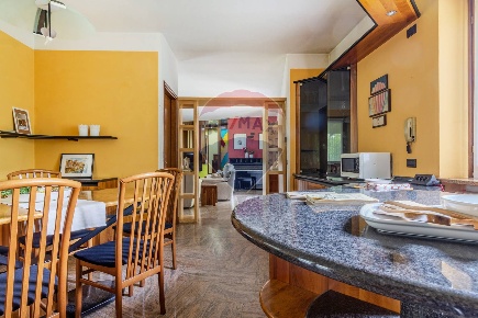 Foto Villa singola in Via Marzaro, Leggiuno di 270 m² con 5 locali